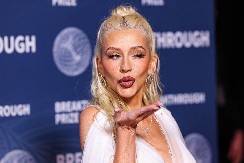 Isprsila bujne grudi, a muškarci izgubili glavu: Svi zanemeli kad je Kristina skinula brus!