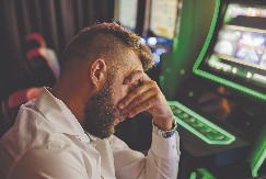 ČETIRI MLADIĆA PREVARENA U KAZINU Nisu hteli da nam isplate džekpot od 5.000 evra!