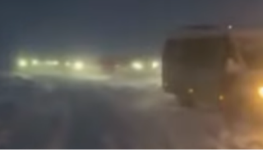 POTPUNI KOLAPS, 40 AUTOMOBILA ZAGLAVLJENO U KOLONI! Okovani ledom u mećavi zbog OVOG (VIDEO)