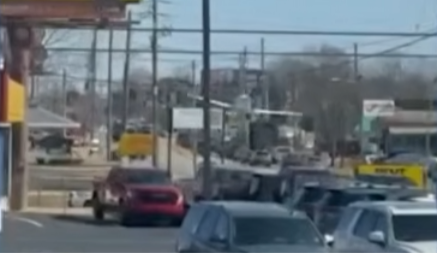 ŠOK SNIMAK! Avion sleteo na ulicu, pa udario u tri vozila, IMA POVREĐENIH (VIDEO)