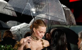 KAKO SE SAMO USUĐUJE? Najlepša žena na svetu dobila ovaj komentar na račun izgleda, i to od njega