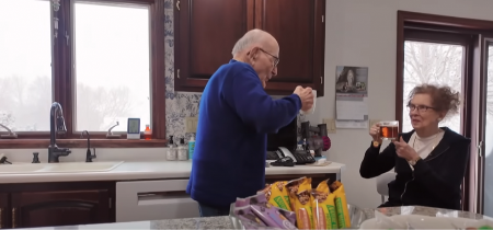 Deda je 57 godina baki svake subote donosio cveće: Posle njegove smrti na vrata je pokucao stranac i otkrio tajnu koju niko nije slutio