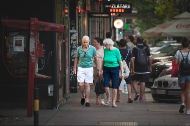 „DA LI JE OVO NORMALNO?!“ Otkrila šta prijateljica SVAKOG DANA zahteva od svekra i svekrve – bukti rat na mrežama!