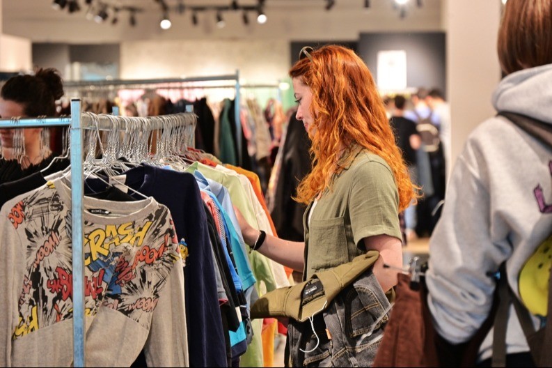 KAO NA FILMU Žena u second hand radnji ostala bez sopstvenog kaputa i ključeva od kola- tek onda je usledila prava DRAMA