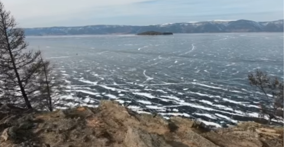 AUTOMOBIL PROPAO KROZ LED, TRAGEDIJA NA JEZERU! Dve osobe umrle, druge dve jedva uspele da se spasu 