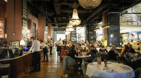 Nedeljom u podne više se ne čuje zvuk šerpi nego rezervacija: Gde se danas zaista okupljaju porodice