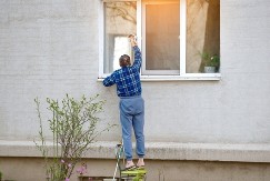 Svi ovo bacaju u smeće, a pravi je spas za prljave prozore: Zablistaće bez hemije i bez ijedne fleke