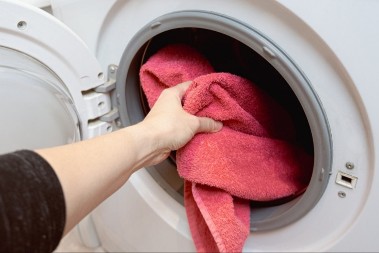 NIKAKO NE RADITE OVO SA PEŠKIRIMA Jedna greška uništava garderobu i širi bakterije po kući!