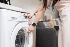Da li vaša veš mašina ima tajno dugme? Niko ga ne koristi, a čisti buđ i mirise!