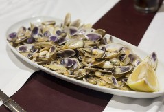 NARUČIO ŠKOLJKE U RESTORANU, PA ZINUO OD ČUDA KAD JE POGLEDAO U TANJIR Trljao je oči u neverici - ovo se stvarno retko dešava