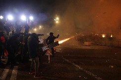 GORELO U TIRANI Demonstranti bacali Molotovljeve koktele, povređeno 16 policajaca