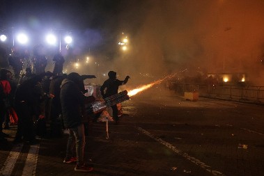 GORELO U TIRANI Demonstranti bacali Molotovljeve koktele, povređeno 16 policajaca