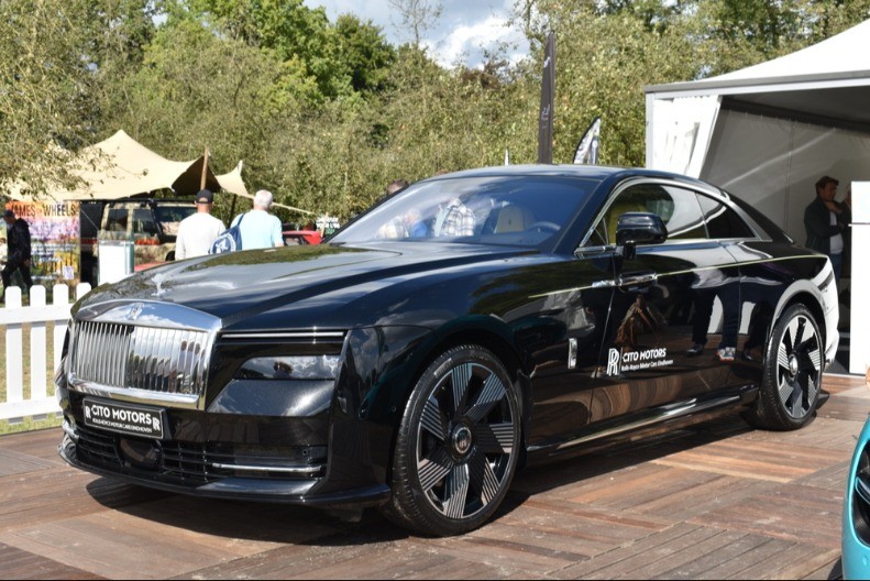 MOĆAN AUTO PRESTAO DA RADI POSLE 4 MESECA Žena sada tuži Rols Rojs - tvrdi da su prećutali jednu stvar