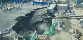 JEZIVO! Ulicu u sekundi progutala ogromna rupa, snimljen trenutak UŽASA (VIDEO)