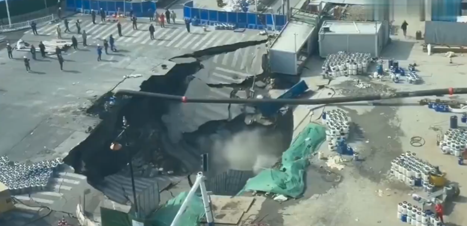 JEZIVO! Ulicu u sekundi progutala ogromna rupa, snimljen trenutak UŽASA (VIDEO)