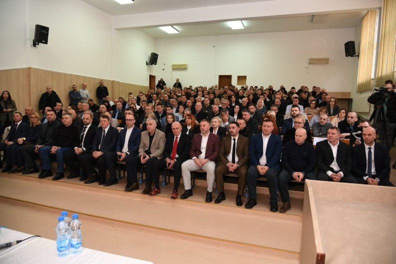 PREDSTAVNICI SRBA NA KIM USVOJILI DEKLARACIJU Traže ostvarivanje osnovnih prava