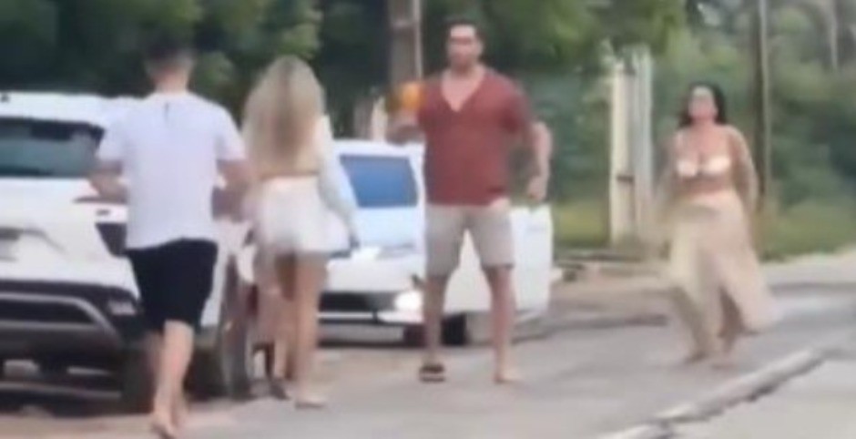 OPŠTA MAKLJAŽA NASRED ULICE Devojke brutalno UDARALE jedna drugu, uključili se i muškarci! (VIDEO)