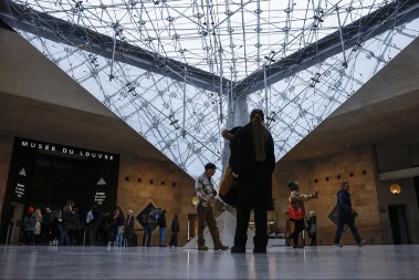 OTKRIVENA MASNA PREVARA U LUVRU: Dosetili se kako da zgrnu ogromu lovu, a onda su provaljeni!