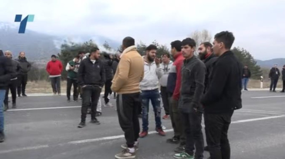 "TRAŽE REGISTROVANO AUTO - EVO, REGISTROVALI SMO! SAD NAM TRAŽE VOZAČKU!" Romi ne odustaju od zahteva da voze bez dozvole