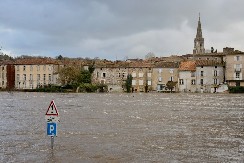 URUŠIO SE KROV ZGRADE! Žena poginula, devetoro teže povređeno, jeziva oluja lomi Kataloniju!