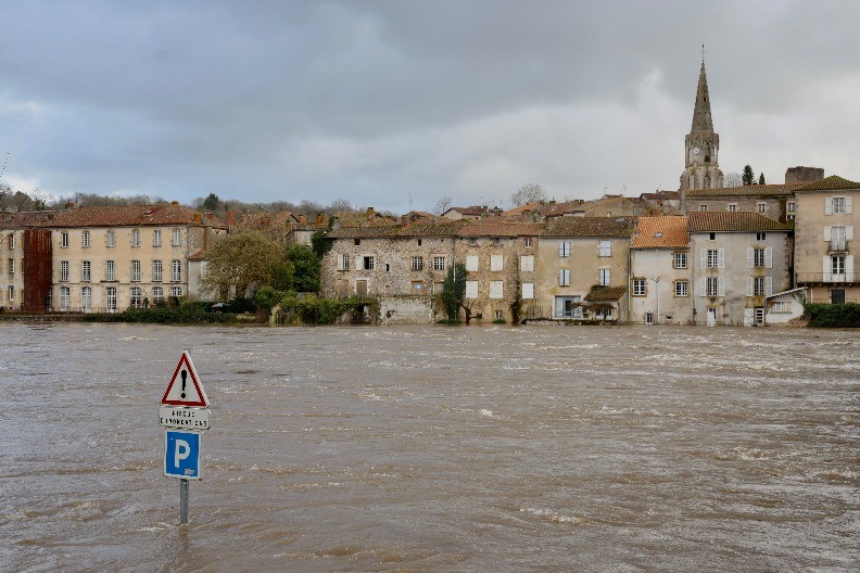 URUŠIO SE KROV ZGRADE! Žena poginula, devetoro teže povređeno, jeziva oluja lomi Kataloniju!