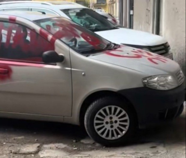 NEVIĐENI SKANDAL NA PARKINGU U NIŠU Fiat Punto išaran crvenim sprejem – poruka ŠOKIRALA KOMŠILUK! (VIDEO)