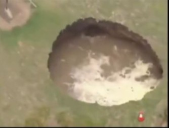 ZEMLJA SE OTVORILA ZA NEKOLIKO SEKUNDI Džinovska rupa progutala tlo i odmah se napunila vodom