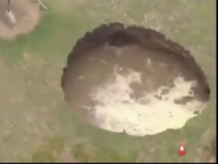 ZEMLJA SE OTVORILA ZA NEKOLIKO SEKUNDI Džinovska rupa progutala tlo i odmah se napunila vodom
