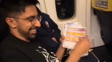 ŠOK NA LETU RAJANERA Kupio 68 paketa srećki u nadi da će da postane MILIONER – ono što je osvojio šokiralo je sve (VIDEO)