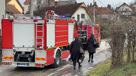  HEROJSKI PODVIG VATROGASACA  Soba bila puna dima, a povređeni muškarac spasioca uhvatio za nogu