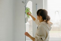 SVI BACAMO OVO U SMEĆE, A VREDI SUVO ZLATO Trik naših baka koji čisti staklo bez hemije!