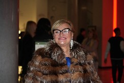 NAŠA PEVAČICA POKAZALA GRUDI U 69. GODINI Ovo niko nije očekivao, komentari se samo nižu (FOTO)