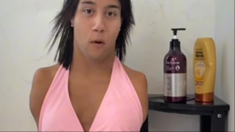 NEMA NI RUKE NI NOGE, A SVE RADI SAMA Pogledajte kako devojka pere kosu ZUBIMA – internet u TOTALNOM ŠOKU! (VIDEO)