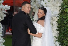 NAŠ PEVAČ OKRENUO ŽENU NAGLAVAČKE! Snimak sa plaže izazvao haos na mrežama (FOTO)