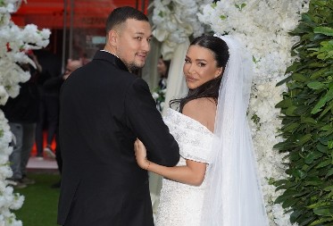 NAŠ PEVAČ OKRENUO ŽENU NAGLAVAČKE! Snimak sa plaže izazvao haos na mrežama (FOTO)