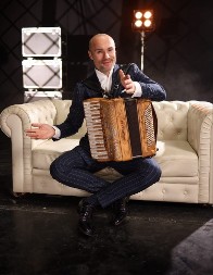 "SRBI SU PRKOSAN, NEPOKOLEBLJIV, ALI EMOTIVAN NAROD" Aleksandar Sofronijević o tradiciji, kulturi i rodoljublju 