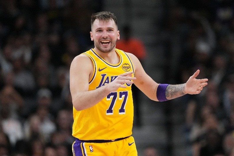 ODUŠEVIO SE KAD JE VIDEO Luka Dončić dobio dres Zvezde na poklon (VIDEO)