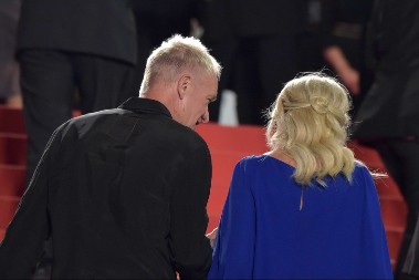 „Gde nju nađe, može da ima lepšu i zgodniju!“: Pevač ostavio trudnu ženu zbog njene drugarice