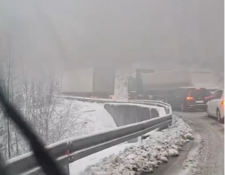 DRAMATIČNI SNIMCI SNEŽNE VEJAVICE KOJA JE U SEKUNDI POGODILA SRBIJU Zavejani putevi 