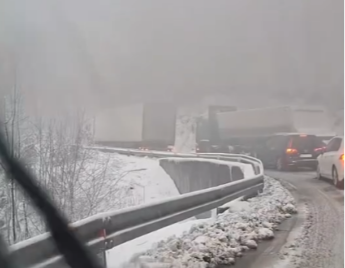 DRAMATIČNI SNIMCI SNEŽNE VEJAVICE KOJA JE U SEKUNDI POGODILA SRBIJU Zavejani putevi 