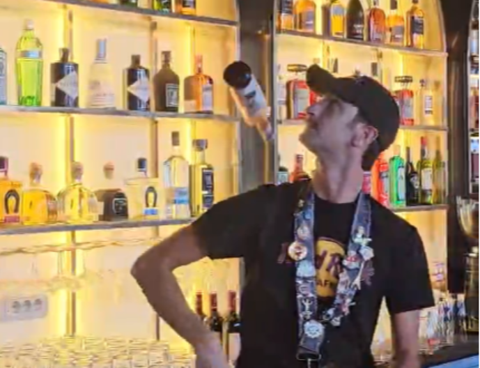 Mnogo lepo, ali i skupo - ovako izgleda poseta Hard rok kafeu u Beogradu (VIDEO)