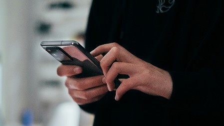 POTREBNO JE 30 SEKUNDI Uradite ovo svako veče i telefon će vam raditi bez greške!