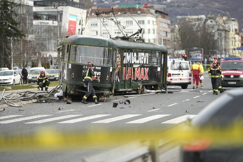 DEVOJKA KOJOJ JE AMPUTIRANA NOGA NAKON TRAMVAJSKE NESREĆE SE PROBUDILA IZ KOME: Oglasio se direktor bolnice