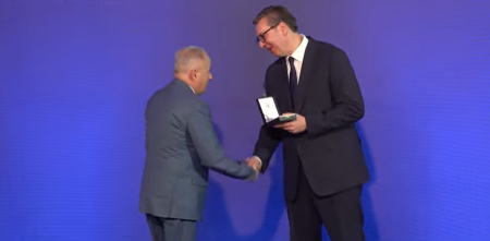PORED ANE I SNEŽANE, DANAS JE ODLIKOVAN I OVAJ PEVAČ Predsenik Vučić mu uručio orden 
