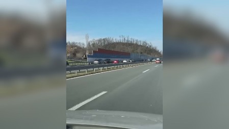 UZNEMIRUJUĆE SCENE NA MILOŠU VELIKOM: Nestrpljivi vozači vozili u suprotnom smeru (VIDEO)