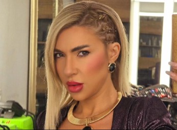 NAPRAVILA HAOS! Jovana Jeremić se uvija u kupaćem kostimu, drži šampanjac i skače po sobi! (VIDEO)