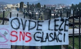 "OVDE LEŽE SNS GLASAČI" Skandalozan natpis na groblju u Bajinoj Bašti (FOTO)