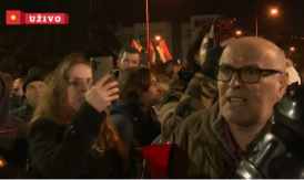 ŠAČICA BLOKADERA DOVEZLA SE AUTOBUSIMA U NOVI SAD Plan im je da unište svečanost posvećenu Matici srpskoj, vređaju i psuju novinare