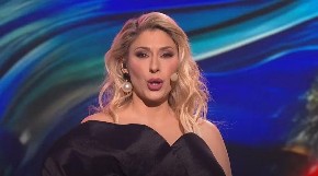 VODITELJKA RTS-A SE PRESVLAČI PRED KAMERAMA Uvukla se u kožni minić! (VIDEO)