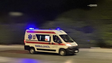 AUTOMOBIL OBORIO PEŠAKA NA BULEVARU OSLOBOĐENJA Hitna i policija kod stadiona u Novom Sadu